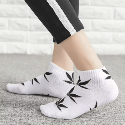 Chaussettes Blanches Feuilles Cannabis Noires | Coton Spandex | Kana Pharma